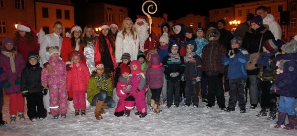 Dzieci wspólnie z Mikołajem “odpaliły” miejską choinkę!