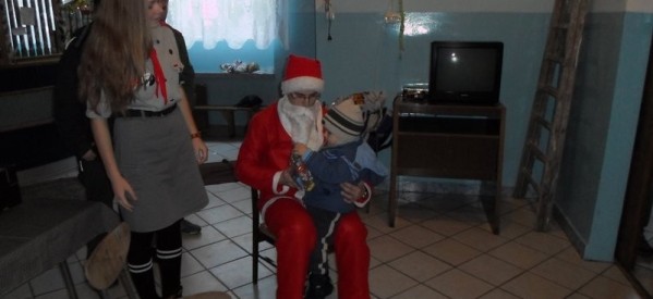 Gimnazjalny Mikołaj obdarował dzieci z “Markotu” słodyczami