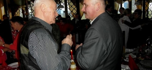 W blasku świec przełamali się opłatkiem W blasku świec przełamali się opłatkiem