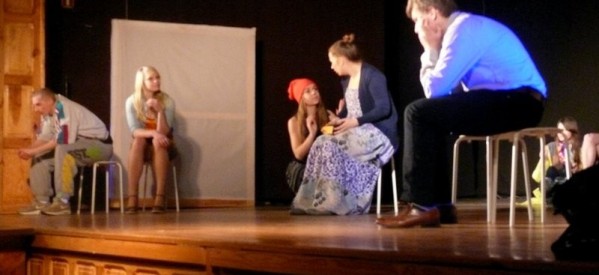 Aktorzy grupy Wo/Man wprowadzili mieszkańców w „Stan wyjątkowy” Aktorzy grupy Wo/Man wprowadzili mieszkańców w „Stan wyjątkowy”