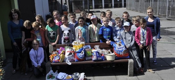 Uczniowie ze Szkoły Podstawowej w odwiedzinach w schronisku dla zwierząt Uczniowie ze Szkoły Podstawowej w odwiedzinach w schronisku dla zwierząt