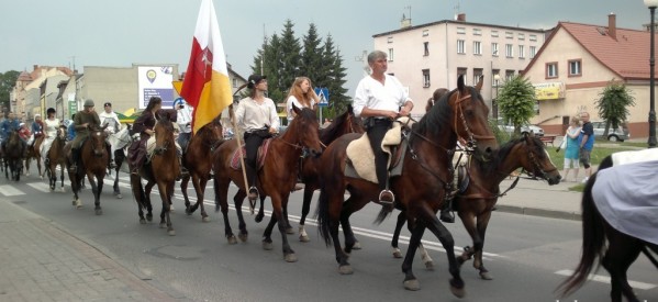 Orszak rycerski “Marszu na Grunwald” przejechał ulicami Lubawy