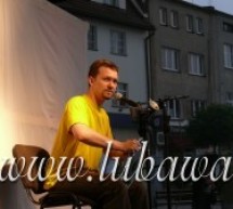 Pogoda płakała deszczem, a widownia ze śmiechu! Przegląd kabaretowy „Na opak” Pogoda płakała deszczem, a widownia ze śmiechu! Przegląd kabaretowy „Na opak”