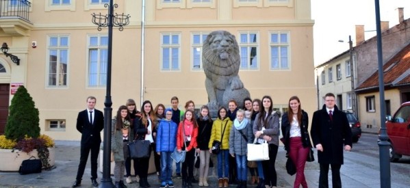 Młodzieżowi Radni z Lubawy z wizytą u Młodzieżowych Radnych w Olsztynku Młodzieżowi Radni z Lubawy z wizytą u Młodzieżowych Radnych w Olsztynku