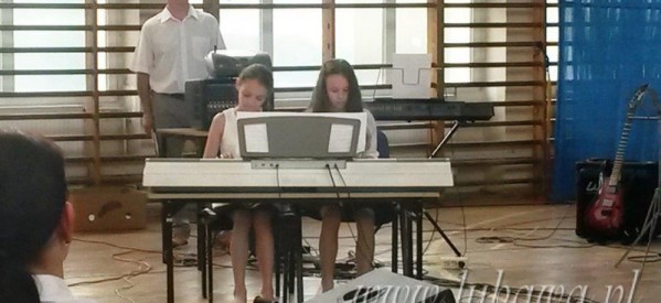 W podstawówce zaprezentowały się „Muzyczne Perełki” W podstawówce zaprezentowały się „Muzyczne Perełki”