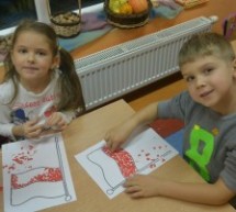 Krasnale 2 wykonały flagę Polski Krasnale 2 wykonały flagę Polski