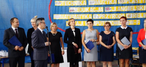 Uczniowie SP podziękowali swoim nauczycielom Uczniowie SP podziękowali swoim nauczycielom